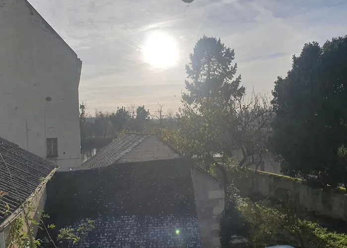 Au Pied De La Forteresse